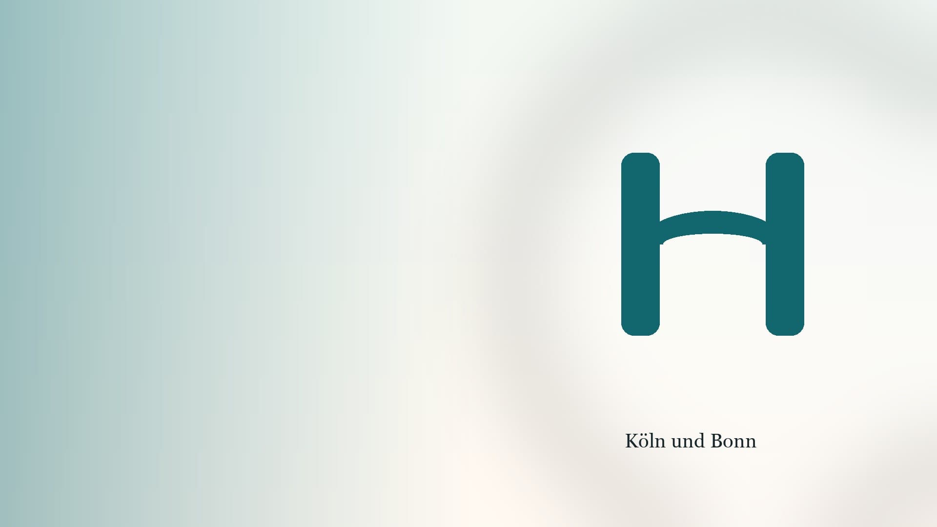 HUMAVIA-Markenzeichen auf ruhigem Hintergrund.